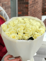 51 біла троянда Аваланч з доставкою у Червонограді — Квітотека