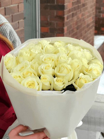 51 біла троянда Аваланч з доставкою у Червонограді — Квітотека