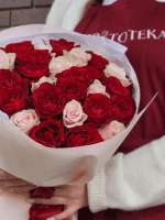 Імпортні червоні і кремові троянди в букеті — Квітотека Шептицький