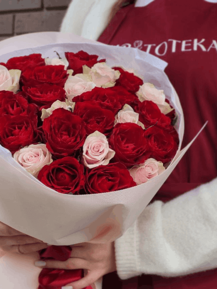Імпортні червоні і кремові троянди в букеті — Квітотека Шептицький