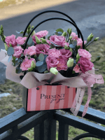 Рожеві гвоздики і еустоми в сумочці Present for you — Квітотека Шептицький