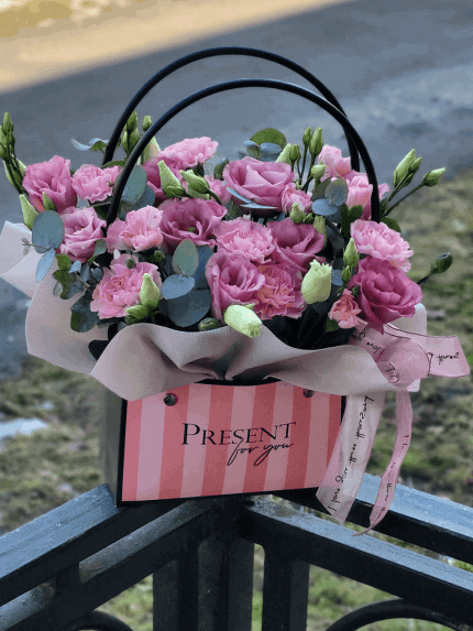 Рожеві гвоздики і еустоми в сумочці Present for you — Квітотека Шептицький