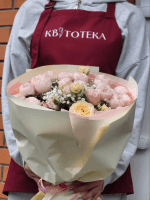 Галузкові піоновидні та кремові троянди з гіпсофілою — Квітотека Шептицький