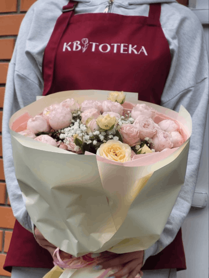 Галузкові піоновидні та кремові троянди з гіпсофілою — Квітотека Шептицький