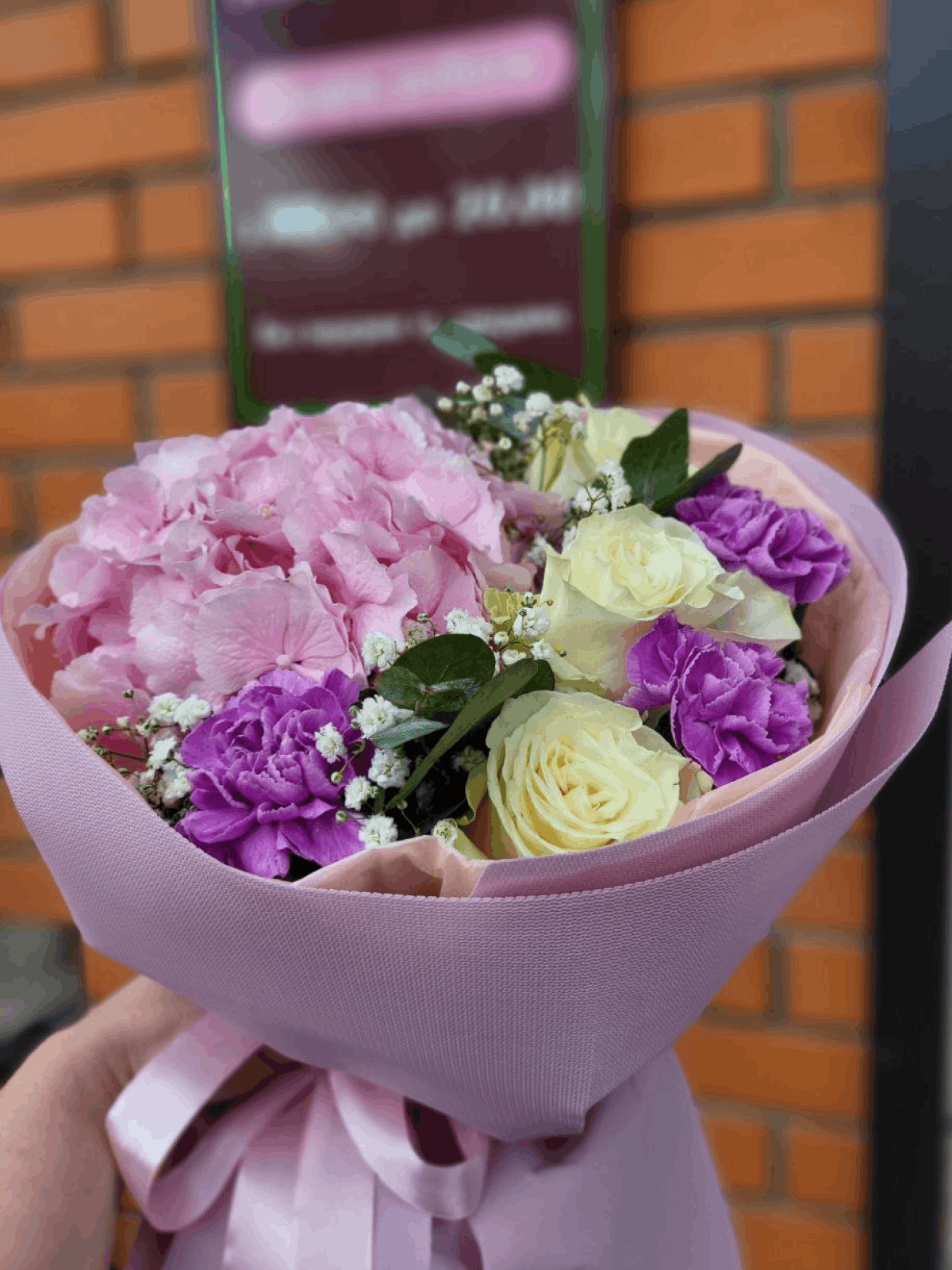 Букет з рожевою гортензією та фіолетовими гвоздиками — Квітотека Червоноград Букет з рожевою гортензією та фіолетовими гвоздиками — Квітотека Червоноград